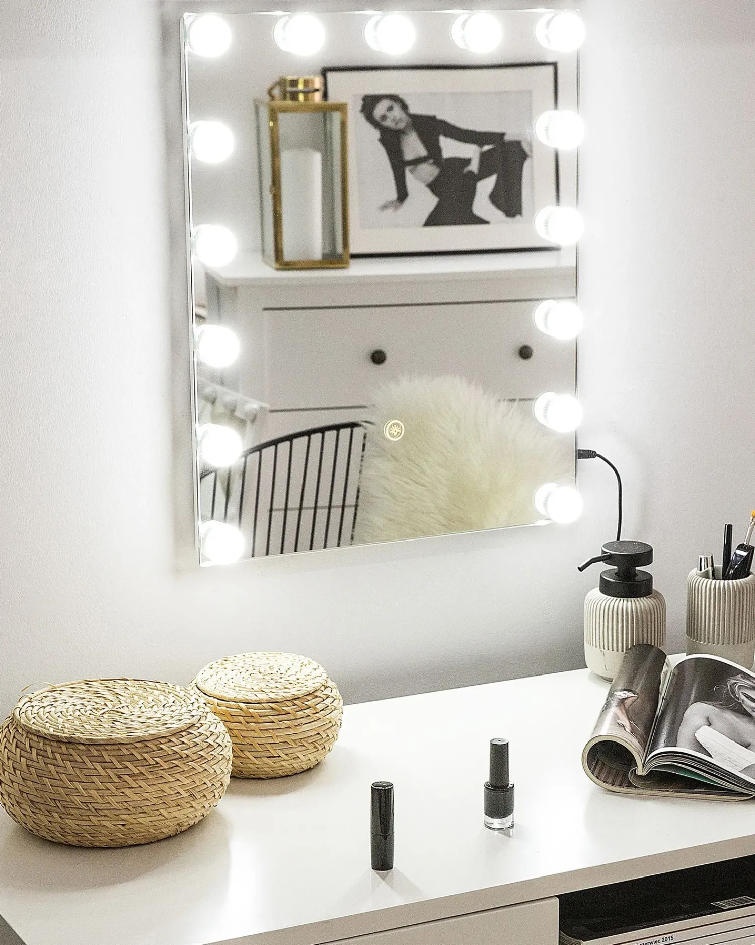 Online Beliani Specchio da bagno con luce LED LUCENAY 40 cm 50 cm Argento