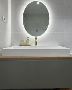 Discount Beliani Specchio da bagno con luce LED MAZILLE 60 cm 80 cm Argento