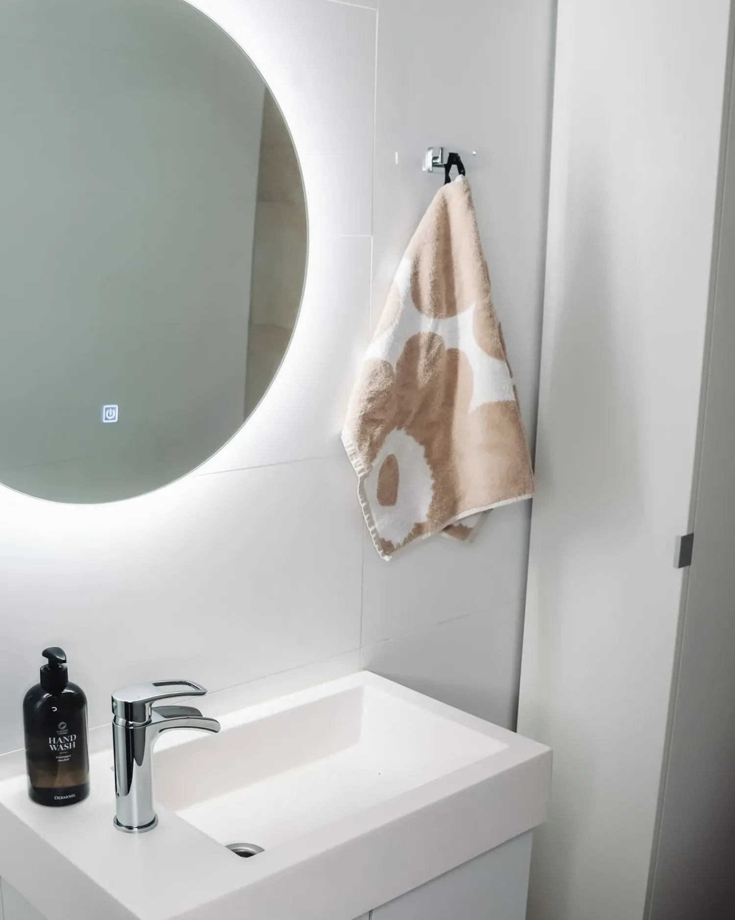 Sale Beliani Specchio da bagno con luce LED CALLAC 60 cm 60 cm Argento