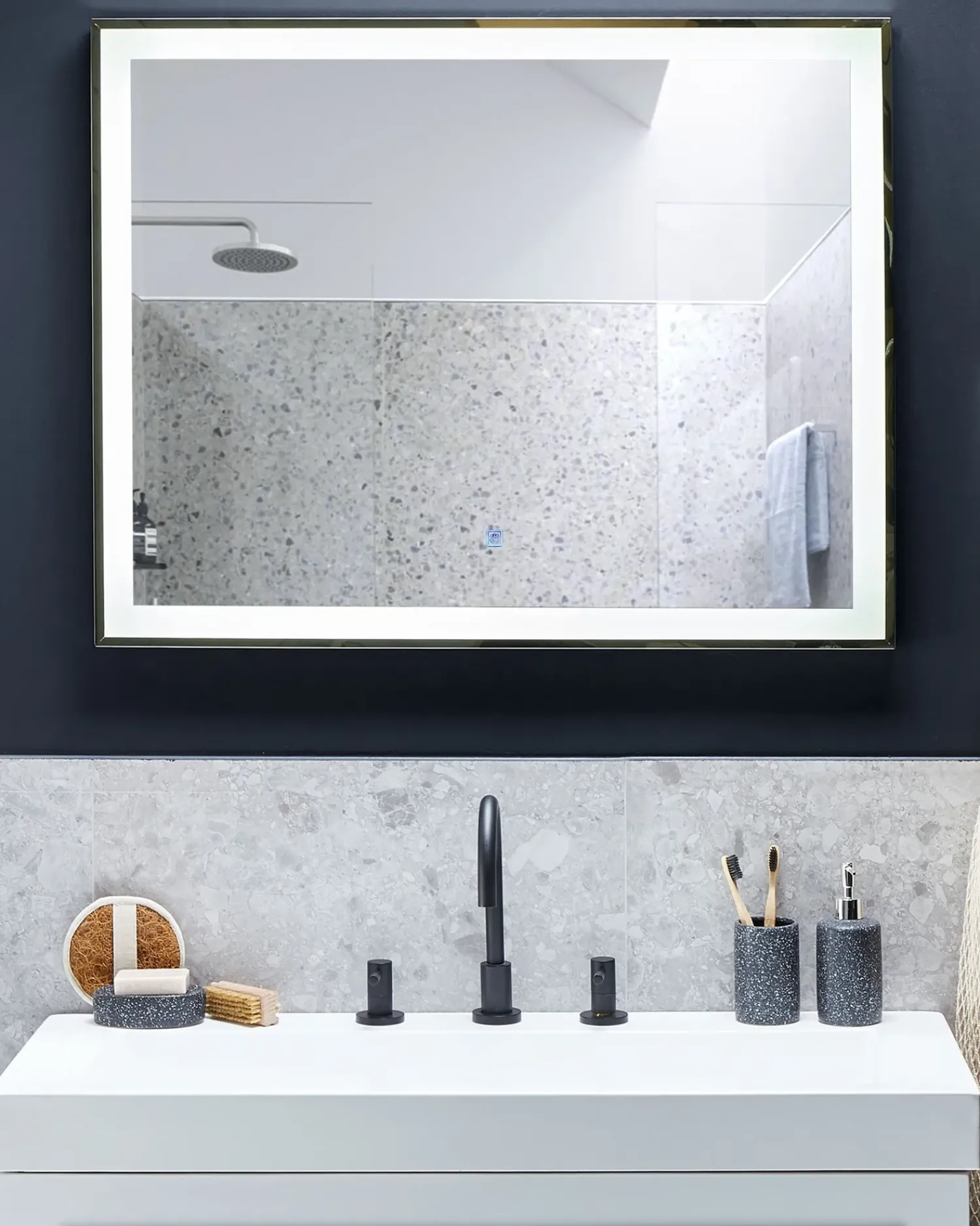 Discount Beliani Specchio da bagno con luce LED ARGENS 70 cm Argento