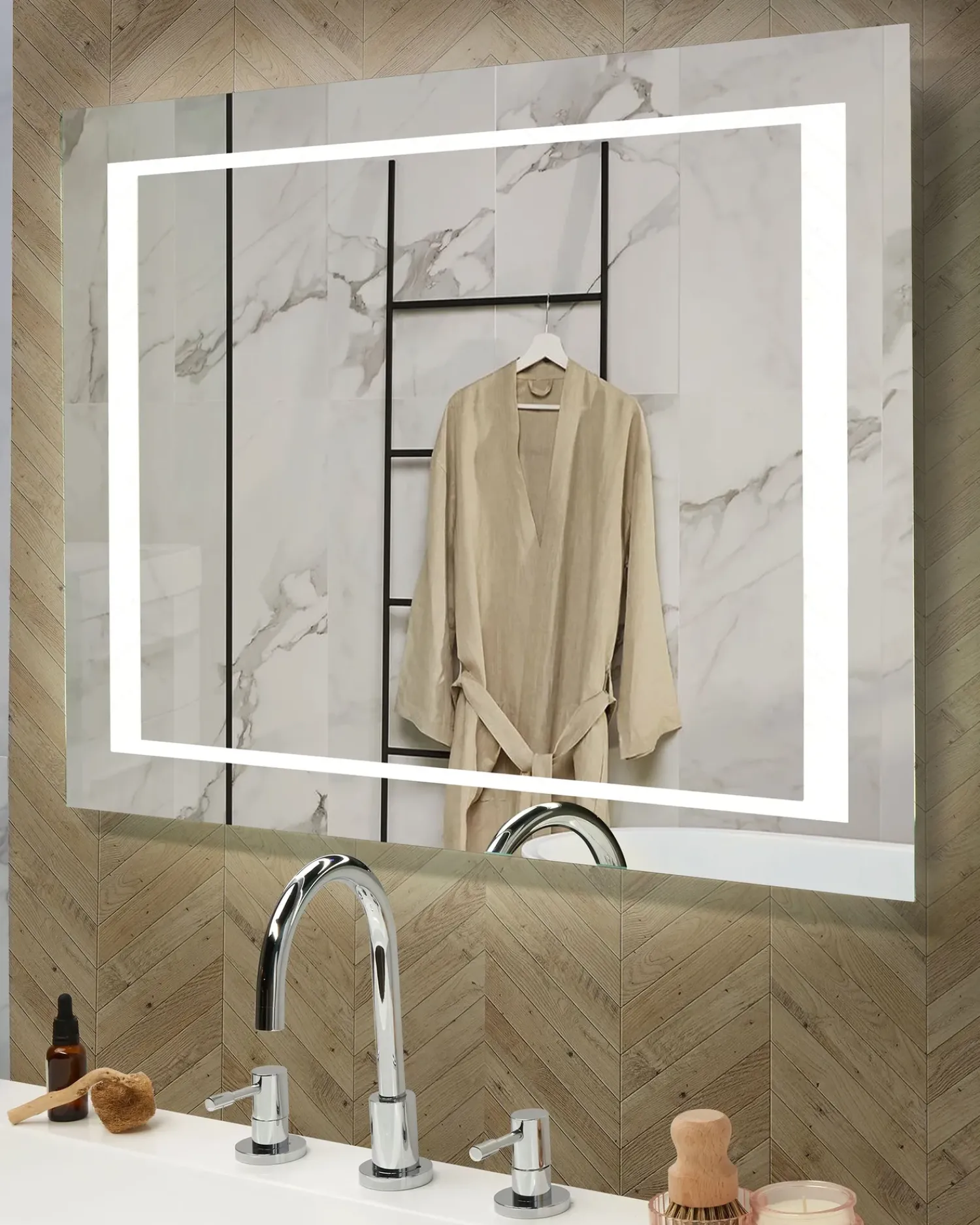 Beliani Specchio da bagno con luce LED EYRE 80 cm 60 cm Argento