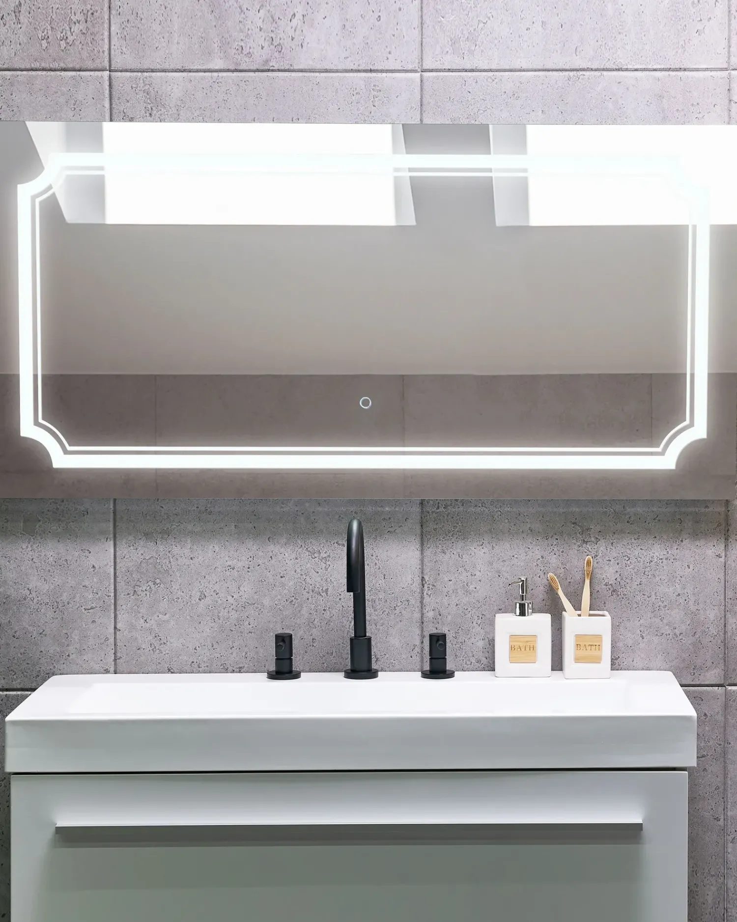 New Beliani Specchio da bagno con luce LED ARROMACHNES 120 cm 60 cm Argento