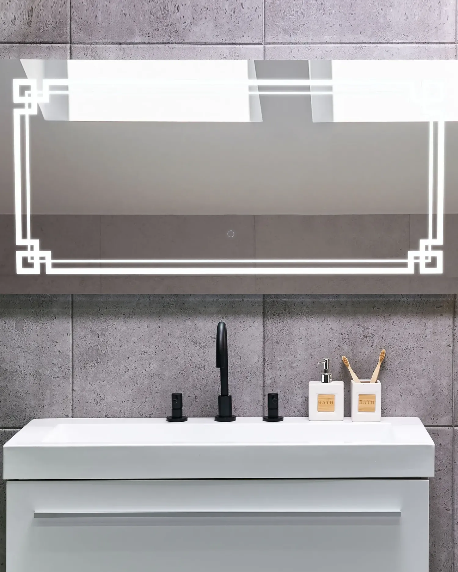 Online Beliani Specchio da bagno con luce LED AVRANCHES 120 cm 60 cm Argento