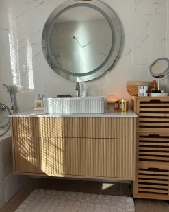 Online Beliani Specchio da bagno con luce LED COURSEULLES 79 cm 79 cm Argento