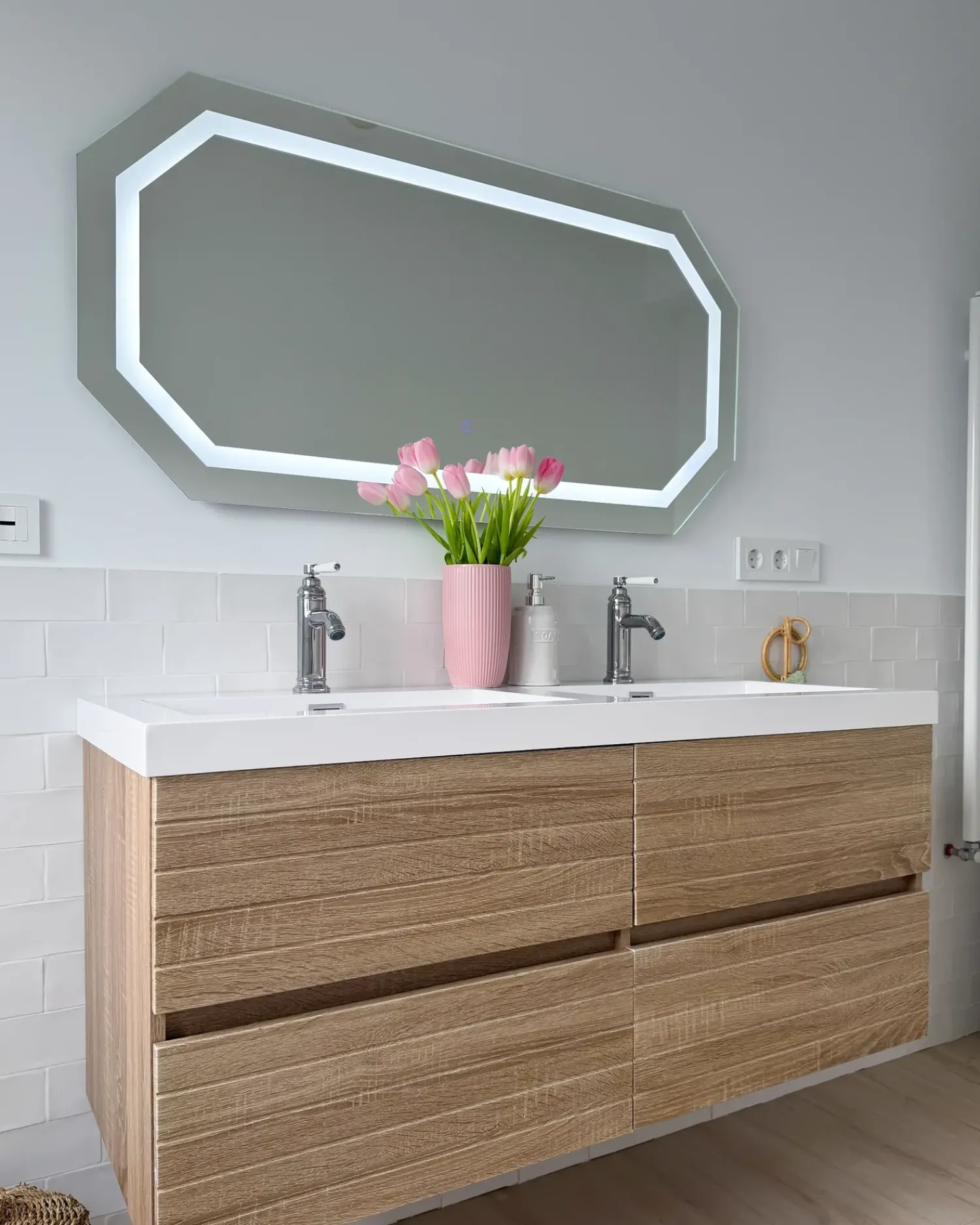 Online Beliani Specchio da bagno con luce LED LOCMARIAQUER 120 cm 60 cm Argento
