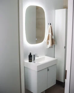 Hot Beliani Specchio da bagno con luce LED BERGERAC 58 cm 78 cm Argento