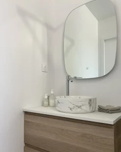 Hot Beliani Specchio da bagno con luce LED BERGERAC 58 cm 78 cm Argento