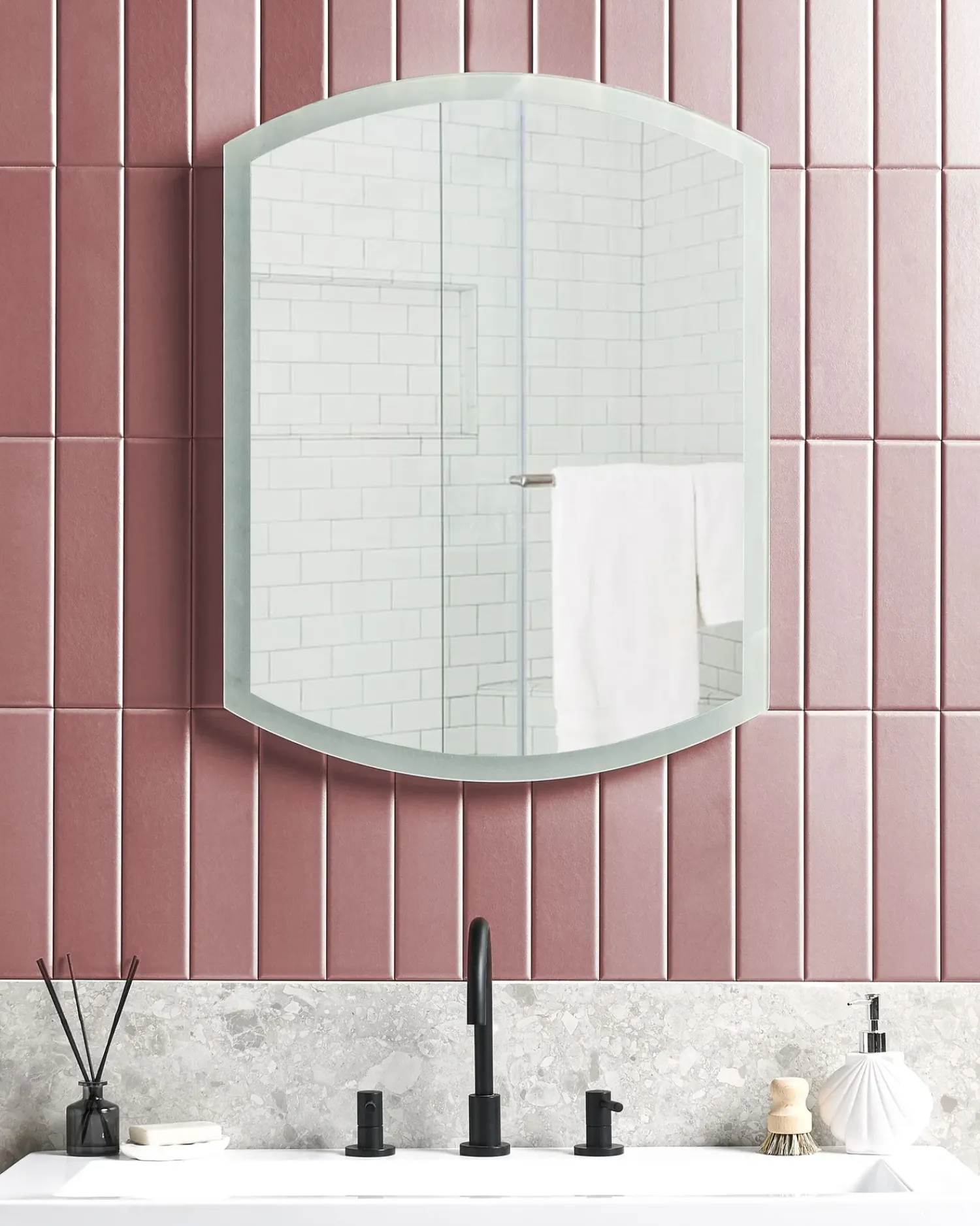 Online Beliani Specchio da bagno con luce LED BEZIERS 60 cm 78 cm Argento