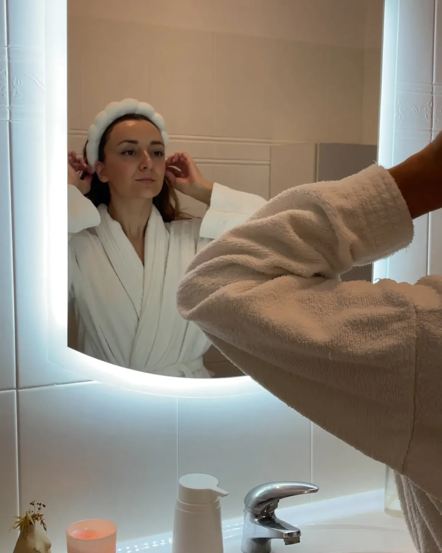 Online Beliani Specchio da bagno con luce LED BEZIERS 60 cm 78 cm Argento