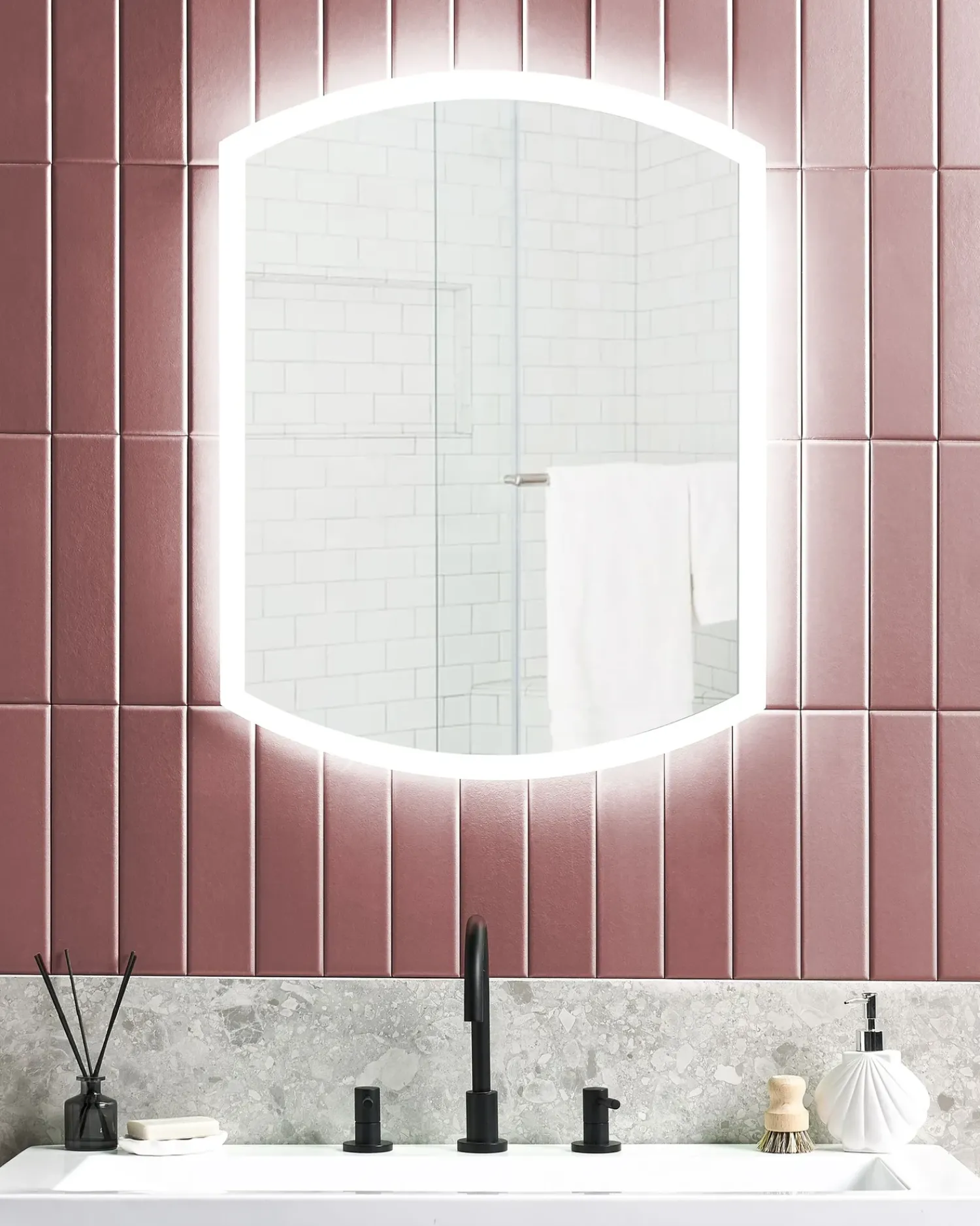 Online Beliani Specchio da bagno con luce LED BEZIERS 60 cm 78 cm Argento