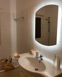 Online Beliani Specchio da bagno con luce LED BEZIERS 60 cm 78 cm Argento