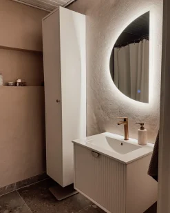 Outlet Beliani Specchio da bagno con luce LED BEZONS 49 cm 80 cm Argento