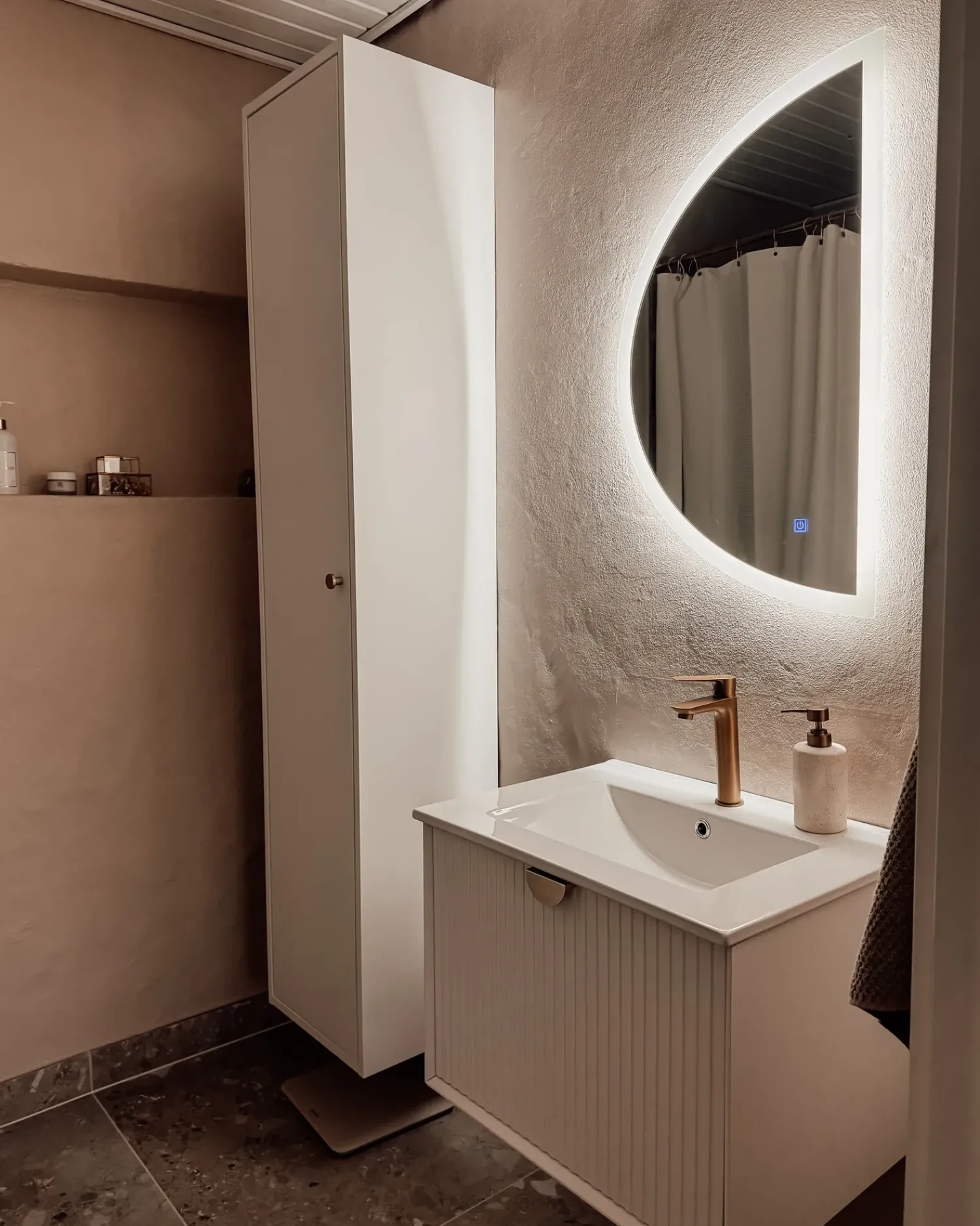Outlet Beliani Specchio da bagno con luce LED BEZONS 49 cm 80 cm Argento