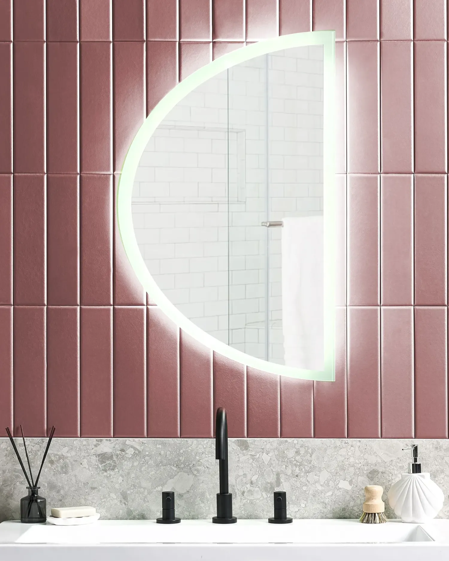 Outlet Beliani Specchio da bagno con luce LED BEZONS 49 cm 80 cm Argento