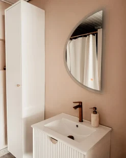 Outlet Beliani Specchio da bagno con luce LED BEZONS 49 cm 80 cm Argento
