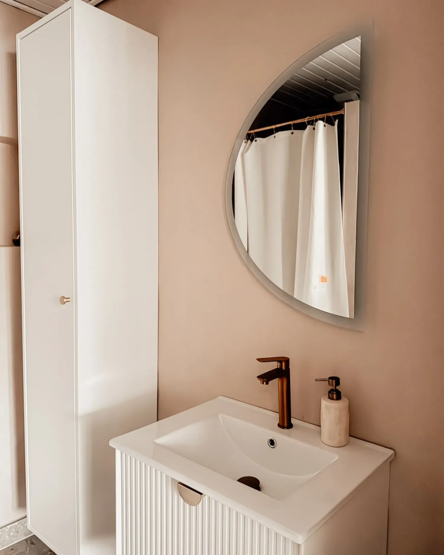 Outlet Beliani Specchio da bagno con luce LED BEZONS 49 cm 80 cm Argento