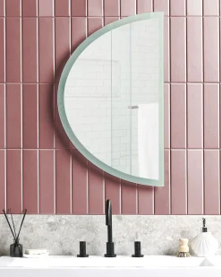 Outlet Beliani Specchio da bagno con luce LED BEZONS 49 cm 80 cm Argento