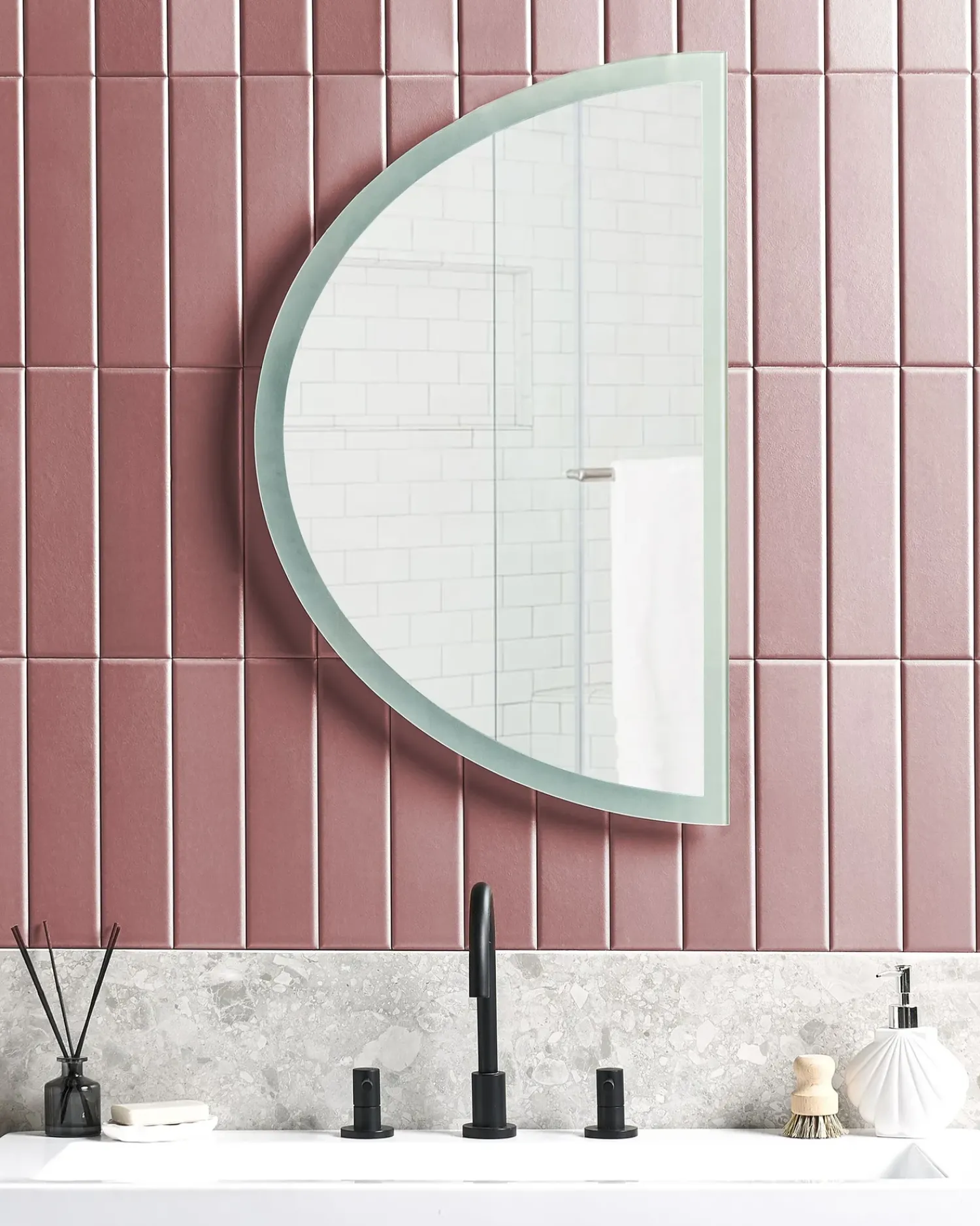 Outlet Beliani Specchio da bagno con luce LED BEZONS 49 cm 80 cm Argento