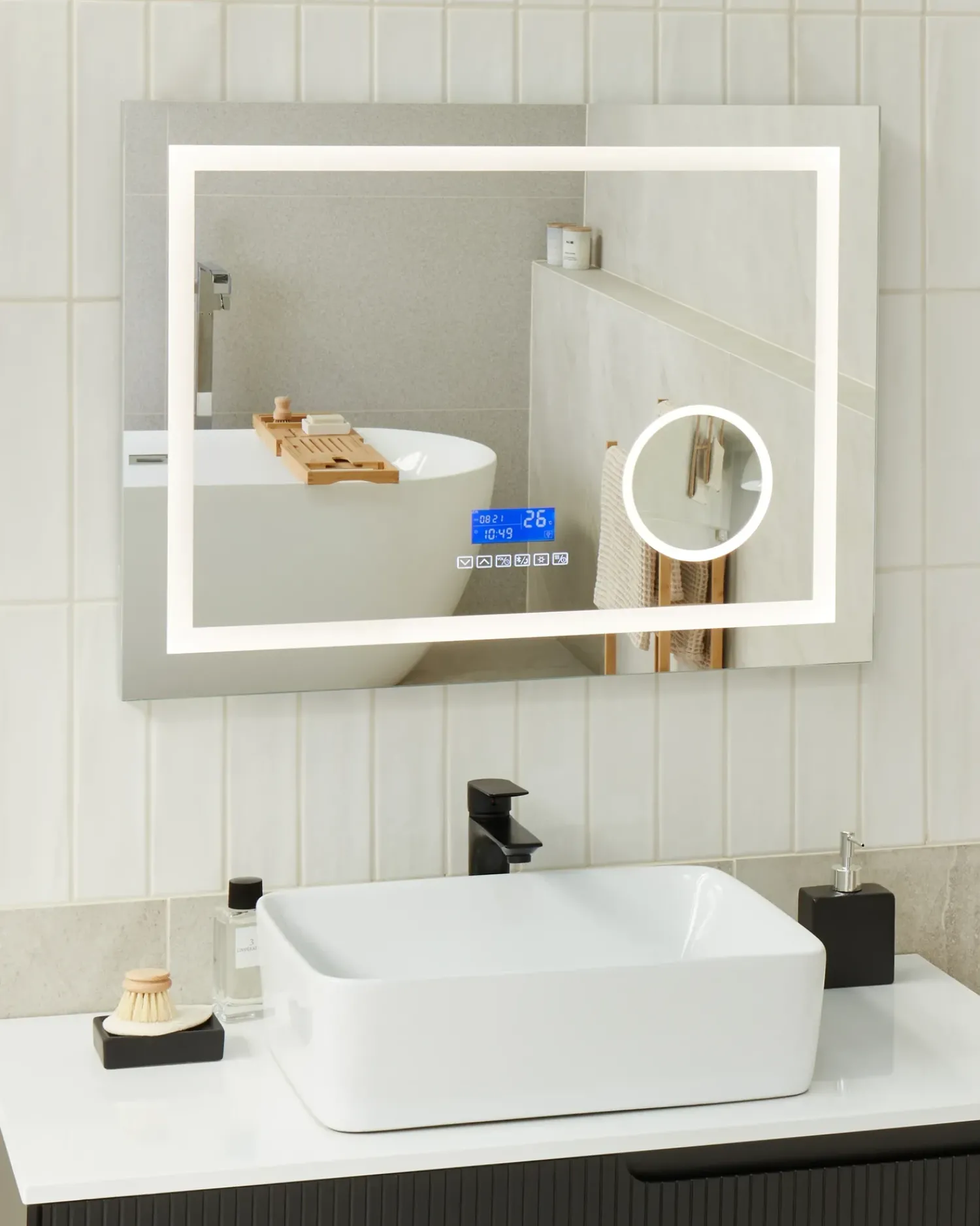 Beliani Specchio da bagno con luce LED THAIX 80 cm 60 cm Argento
