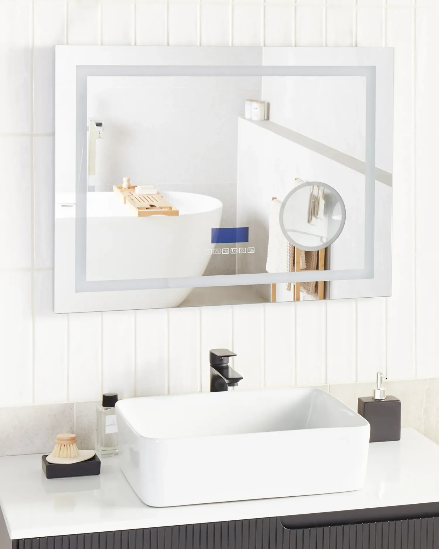 Beliani Specchio da bagno con luce LED THAIX 80 cm 60 cm Argento