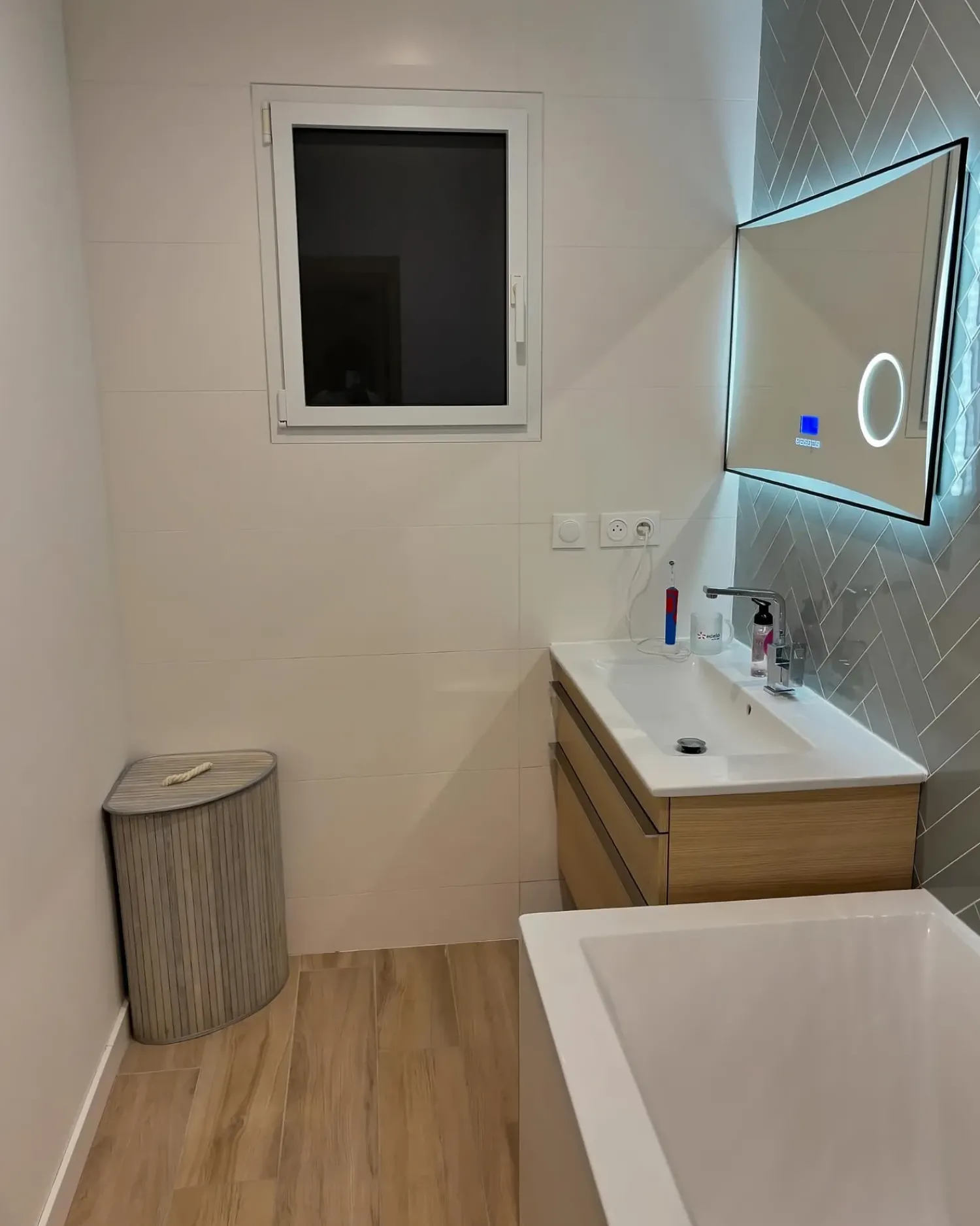 Online Beliani Specchio da bagno con luce LED ONLAY 100 cm 60 cm Argento