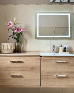 Beliani Specchio da bagno con luce LED PRENOIS 80 cm 60 cm Argento
