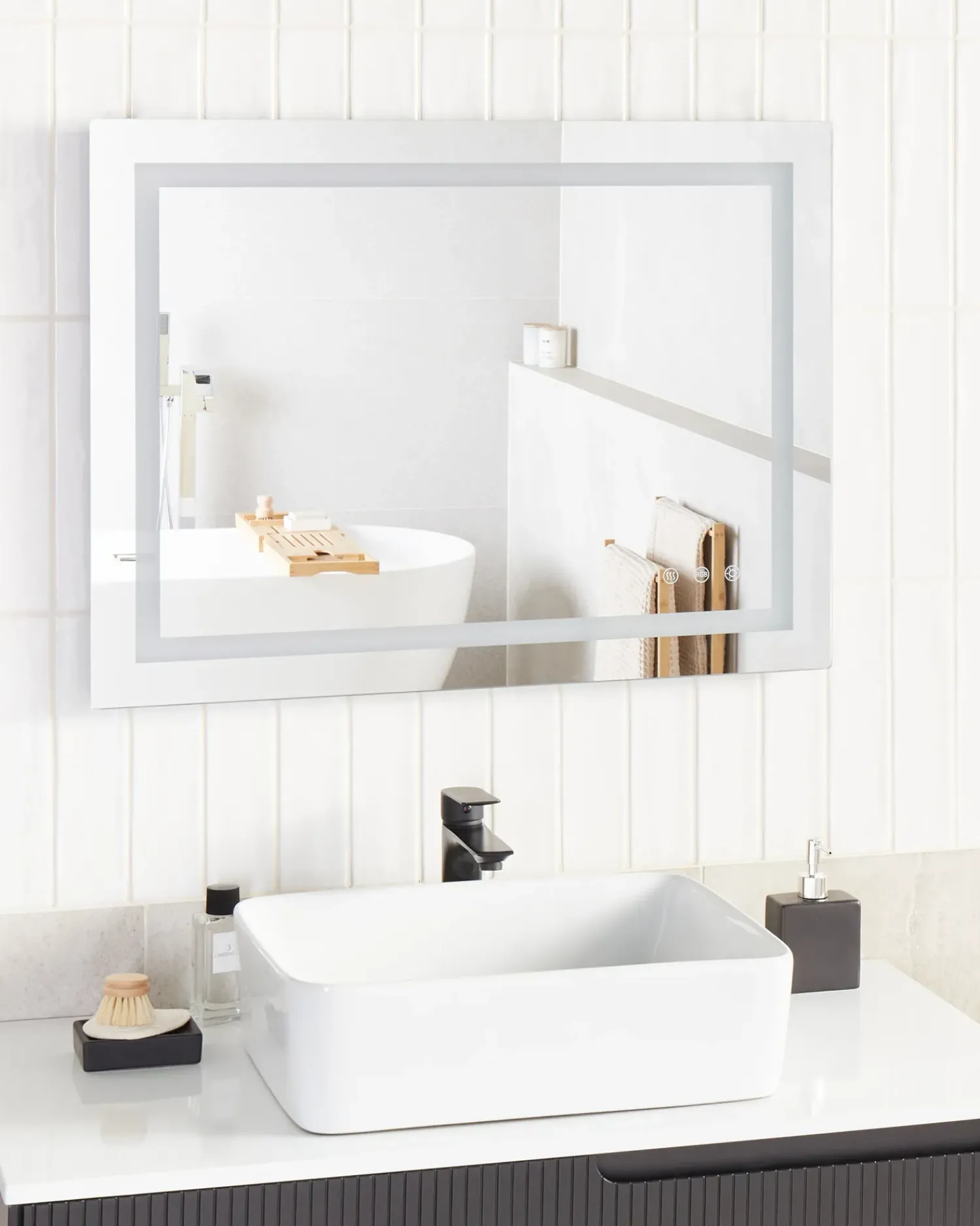 Beliani Specchio da bagno con luce LED PRENOIS 80 cm 60 cm Argento