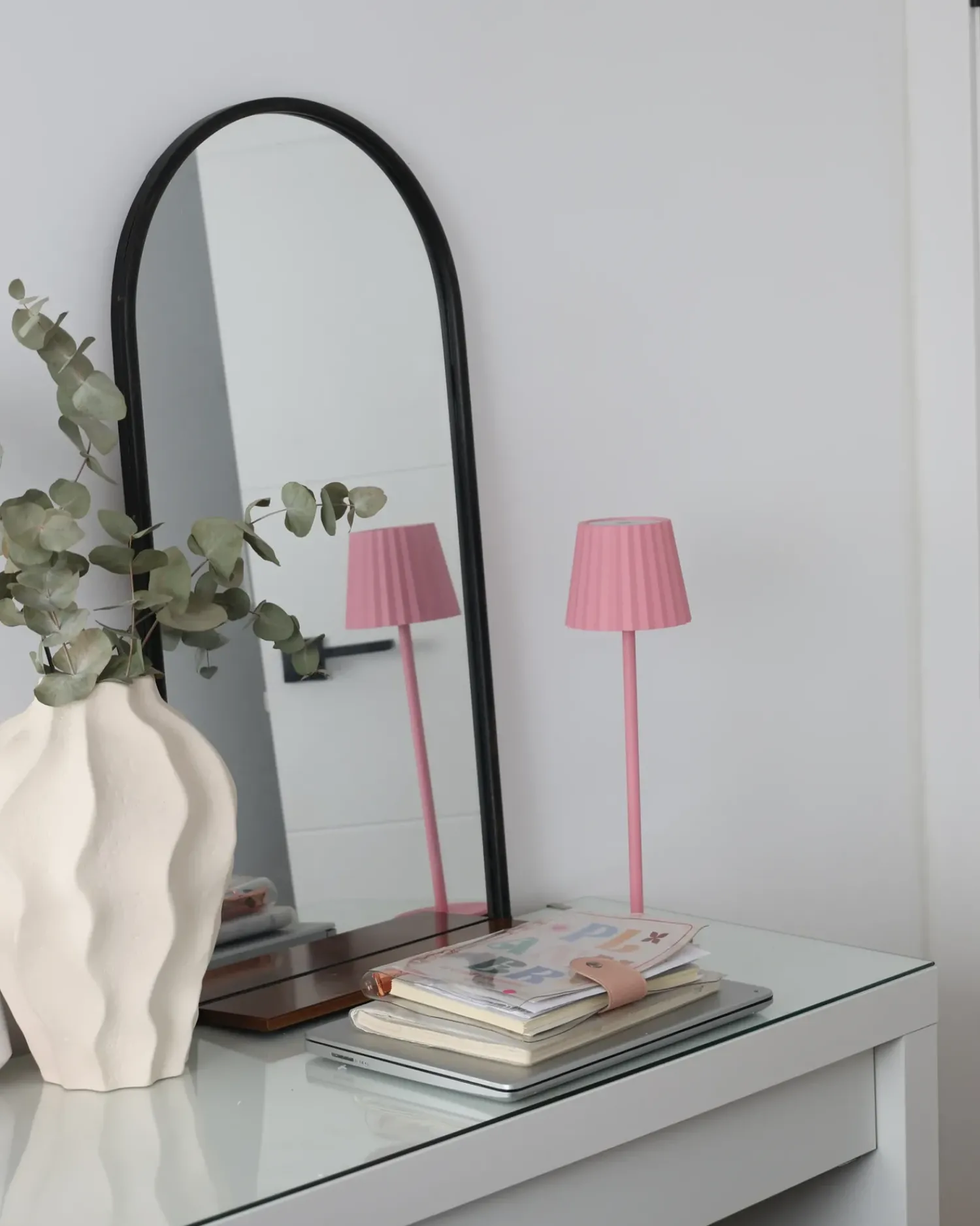 Sale Beliani Specchio da parete con ripiano DOMME 40 cm 67 cm Metallo Nero Rame Nero