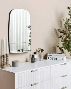 Beliani Specchio da parete con ripiano BRANNAY 40 cm 60 cm Argento