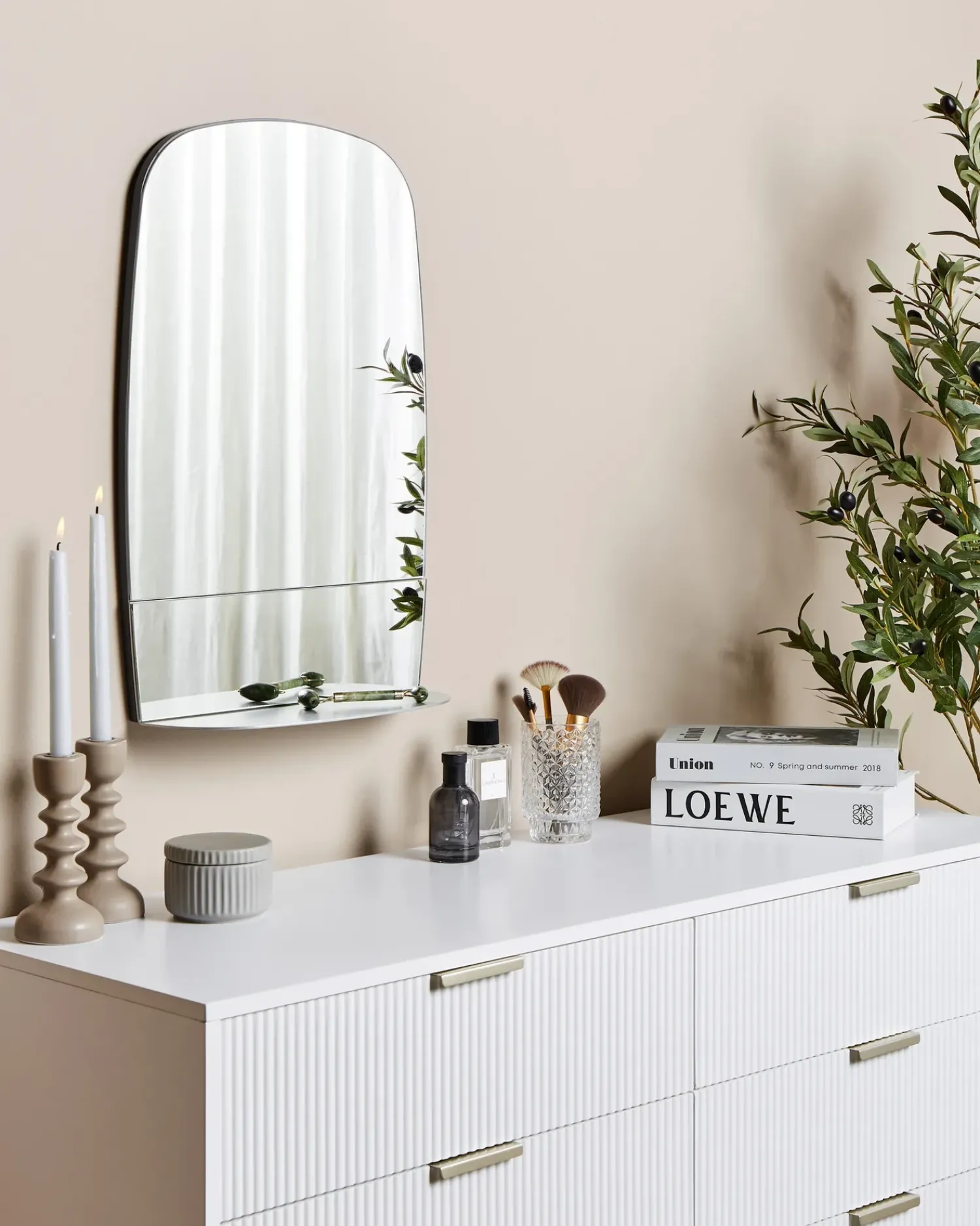 Beliani Specchio da parete con ripiano BRANNAY 40 cm 60 cm Argento