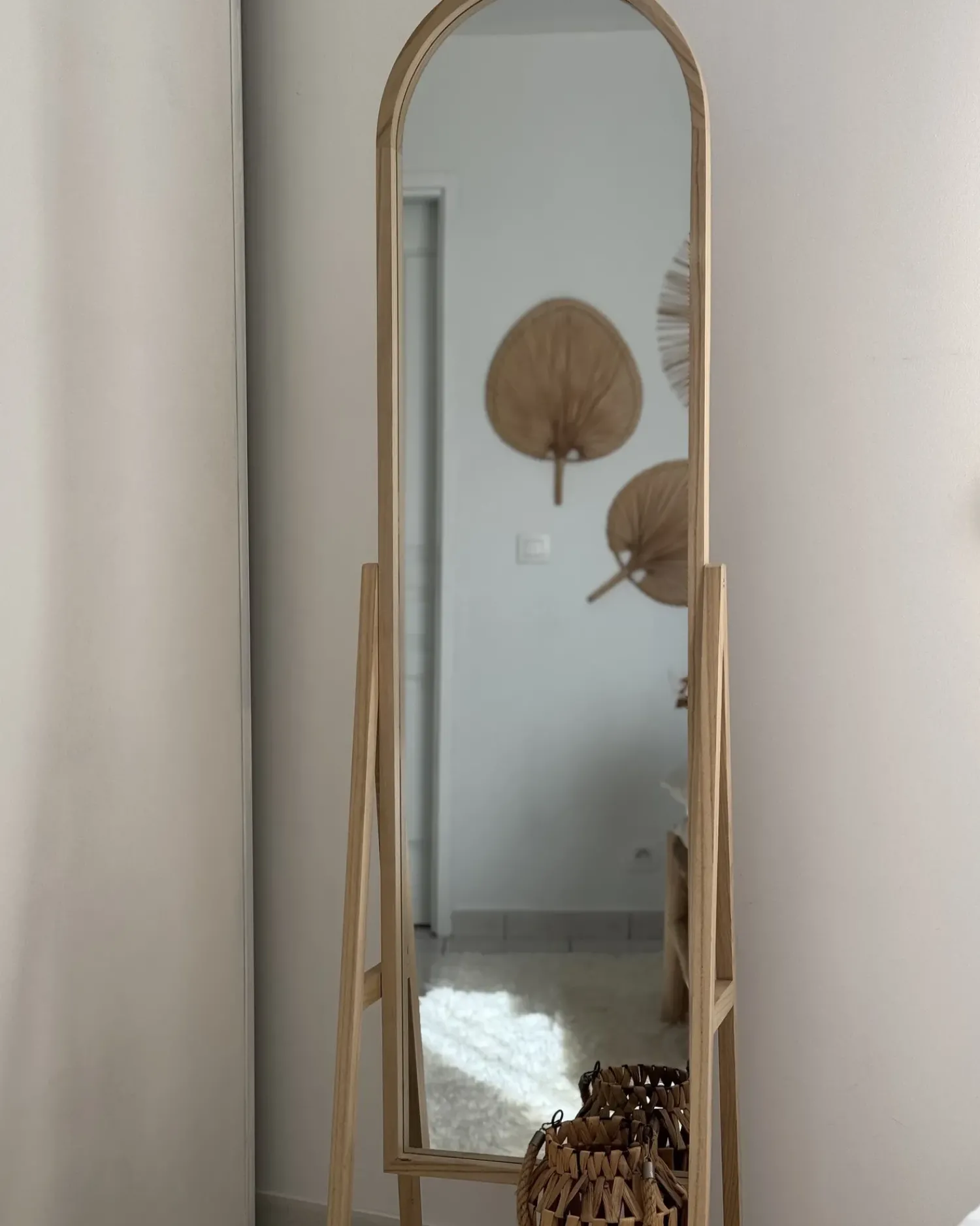 Discount Beliani Specchio da parete con ripiano CHAMBERY 170 cm Legno di Paulownia chiaro Marrone
