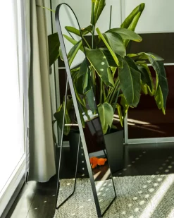 Beliani Specchio da terra BAGNOLET 150 cm Metallo Nero
