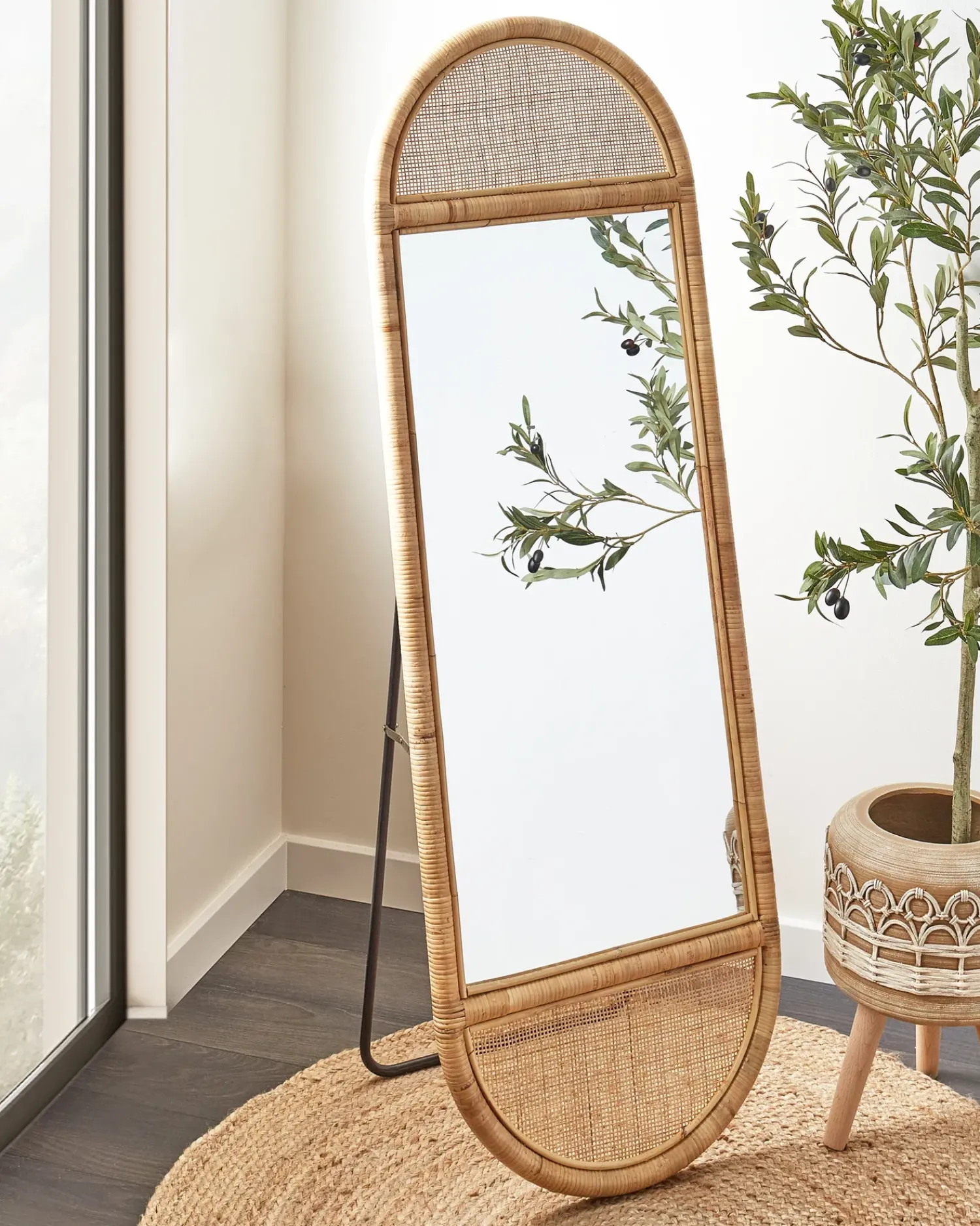 Beliani Specchio da terra BARGES 150 cm Rattan Naturale Naturale Nero