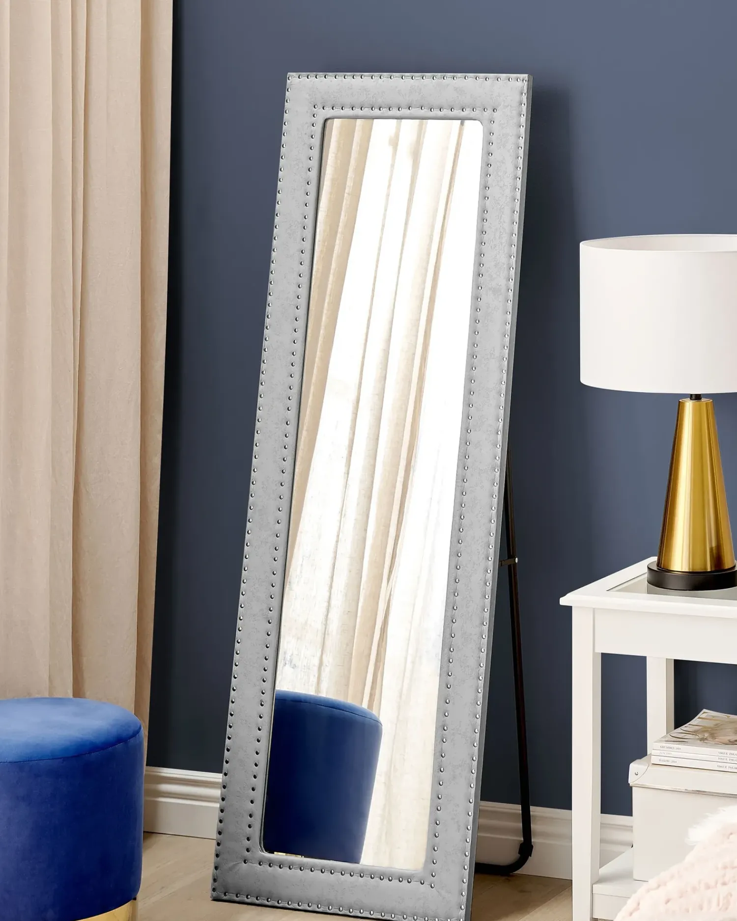 Best Beliani Specchio da terra LOCRONAN 150 cm Pelle sintetica chiaro Grigio