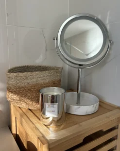 Outlet Beliani Specchio per make-up LED SAVOIE Bianco/Argento Bianco Argento