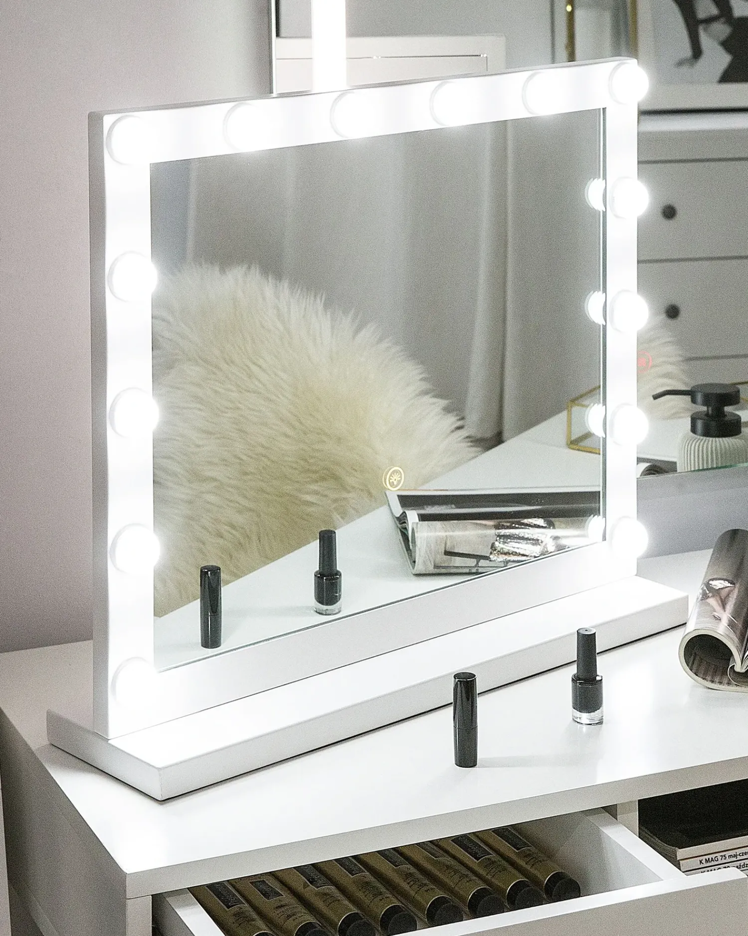 Sale Beliani Specchio per tavolino toeletta LED BEAUVOIR Bianco