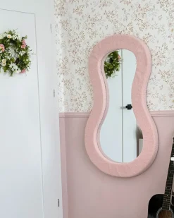 Beliani Specchio PLANCHEZ 70 cm 112 cm Bouclé Rosa