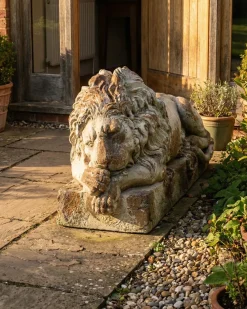 Sale Beliani Statua da giardino LARI Leone Beige Bianco Beige