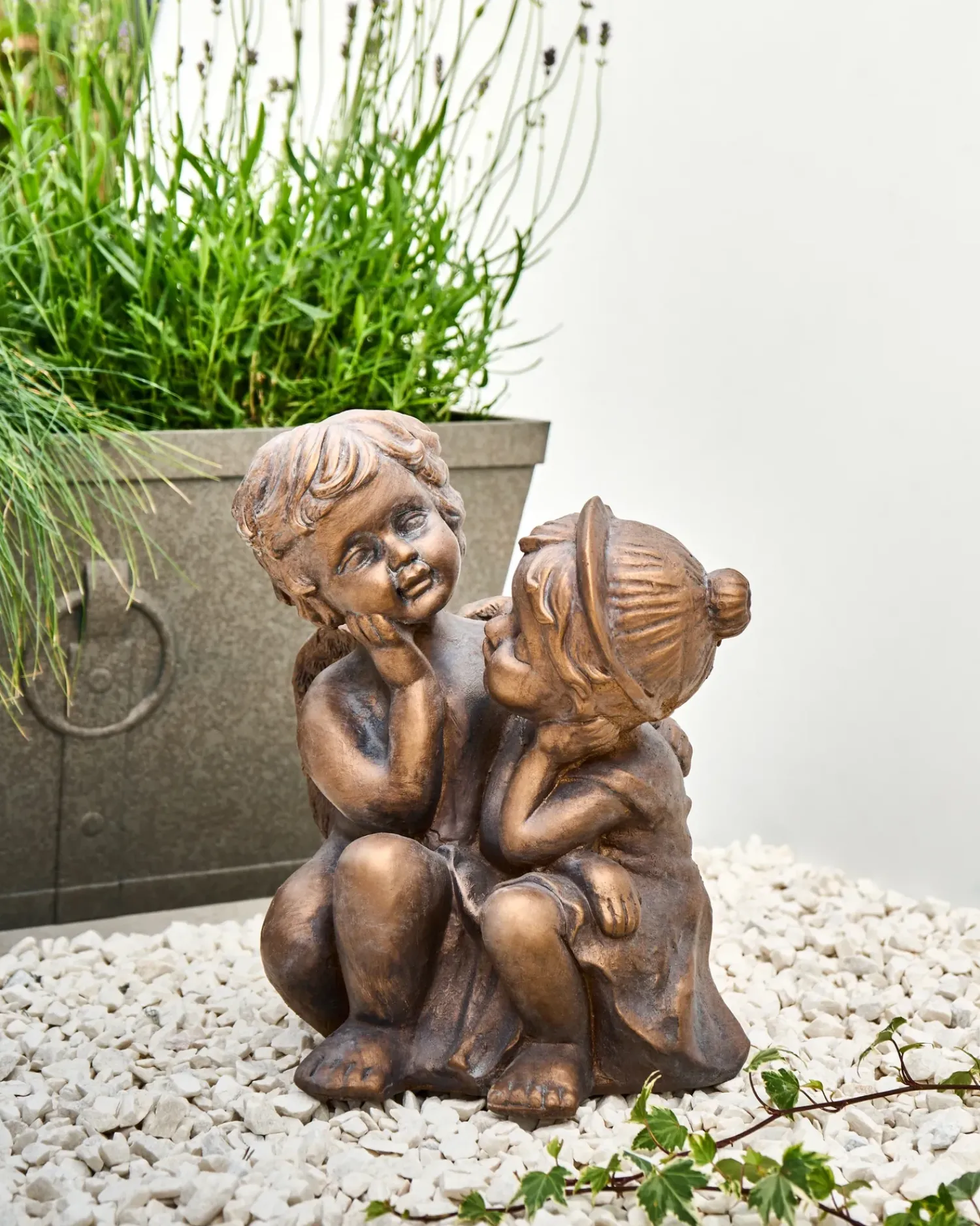 Beliani Statuetta da giardino DAMARO Bambini Marrone