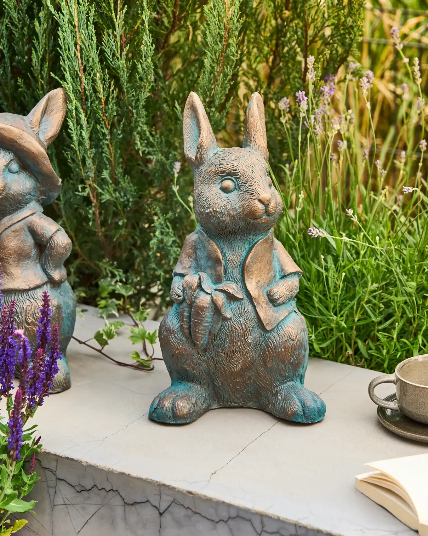 Online Beliani Statuetta da giardino TONDON Coniglio Marrone Blu Marrone