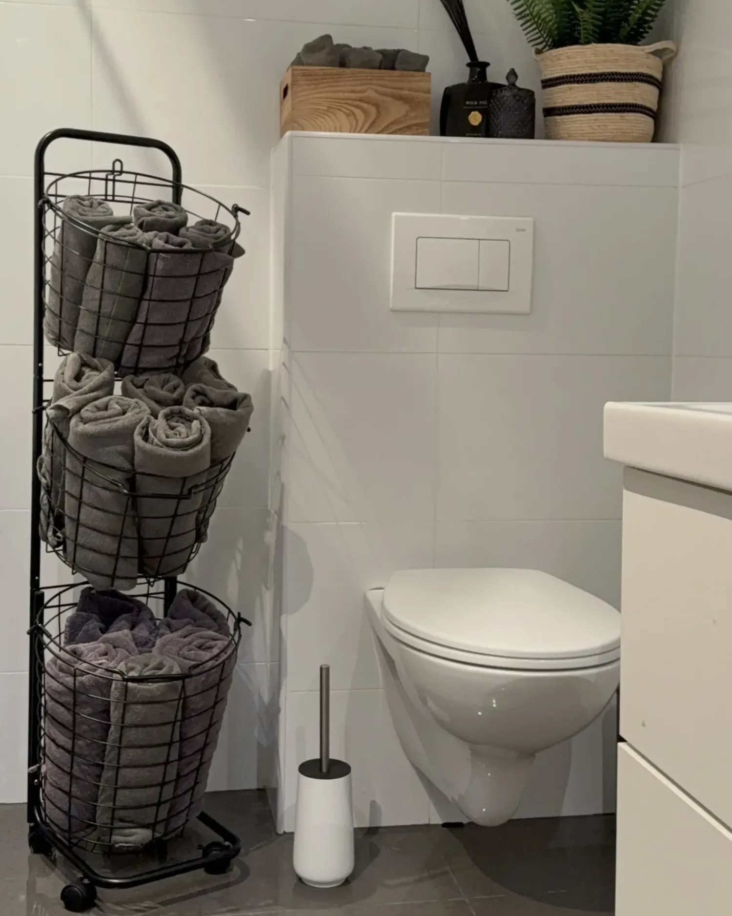Outlet Beliani Supporto per cestino AYAPAL con ruote Metallo Nero