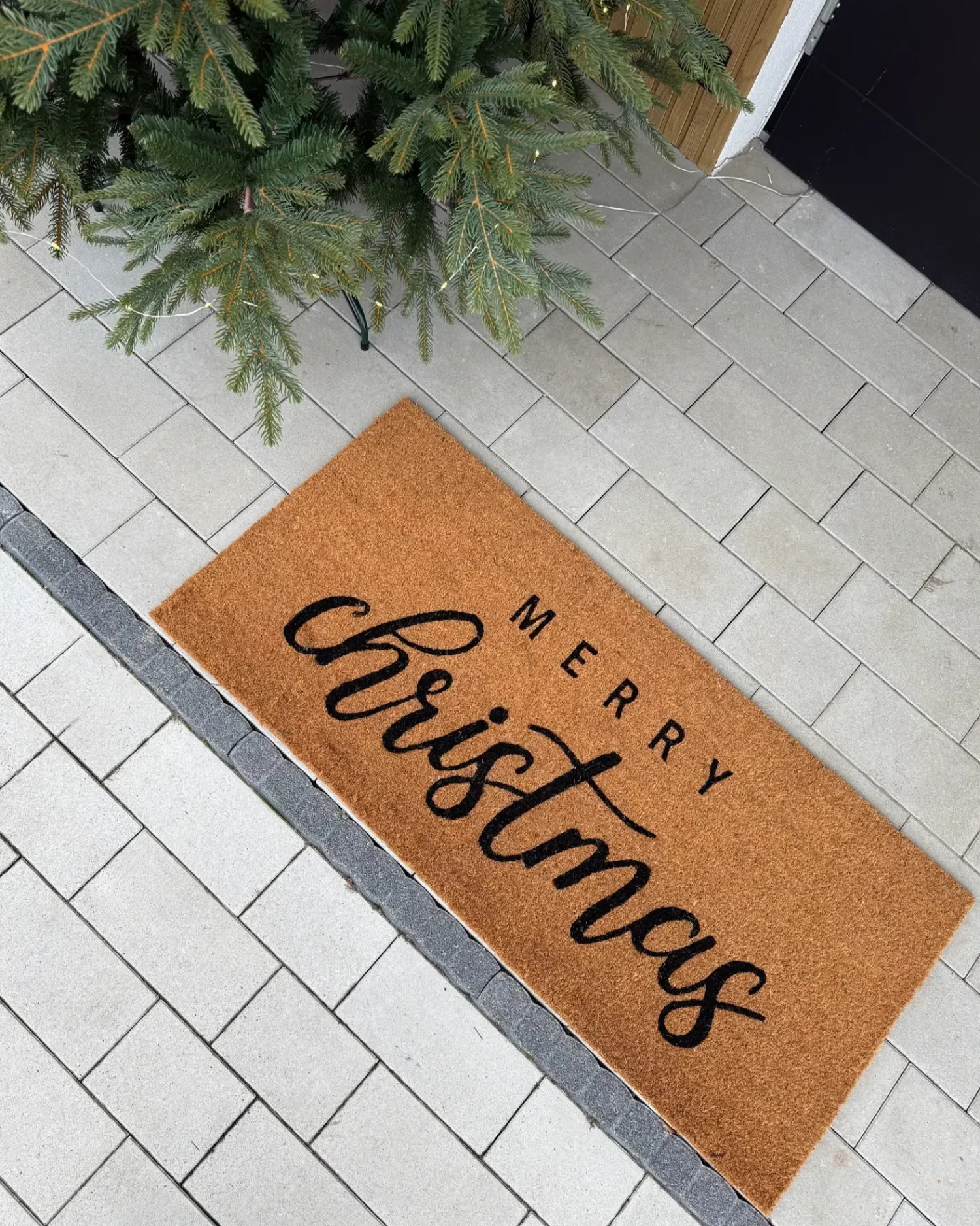 Outlet Beliani Tappetino da Ingresso TIKUB Naturale 55 x 120 cm Modello natalizio Fibra di Cocco Naturale Nero