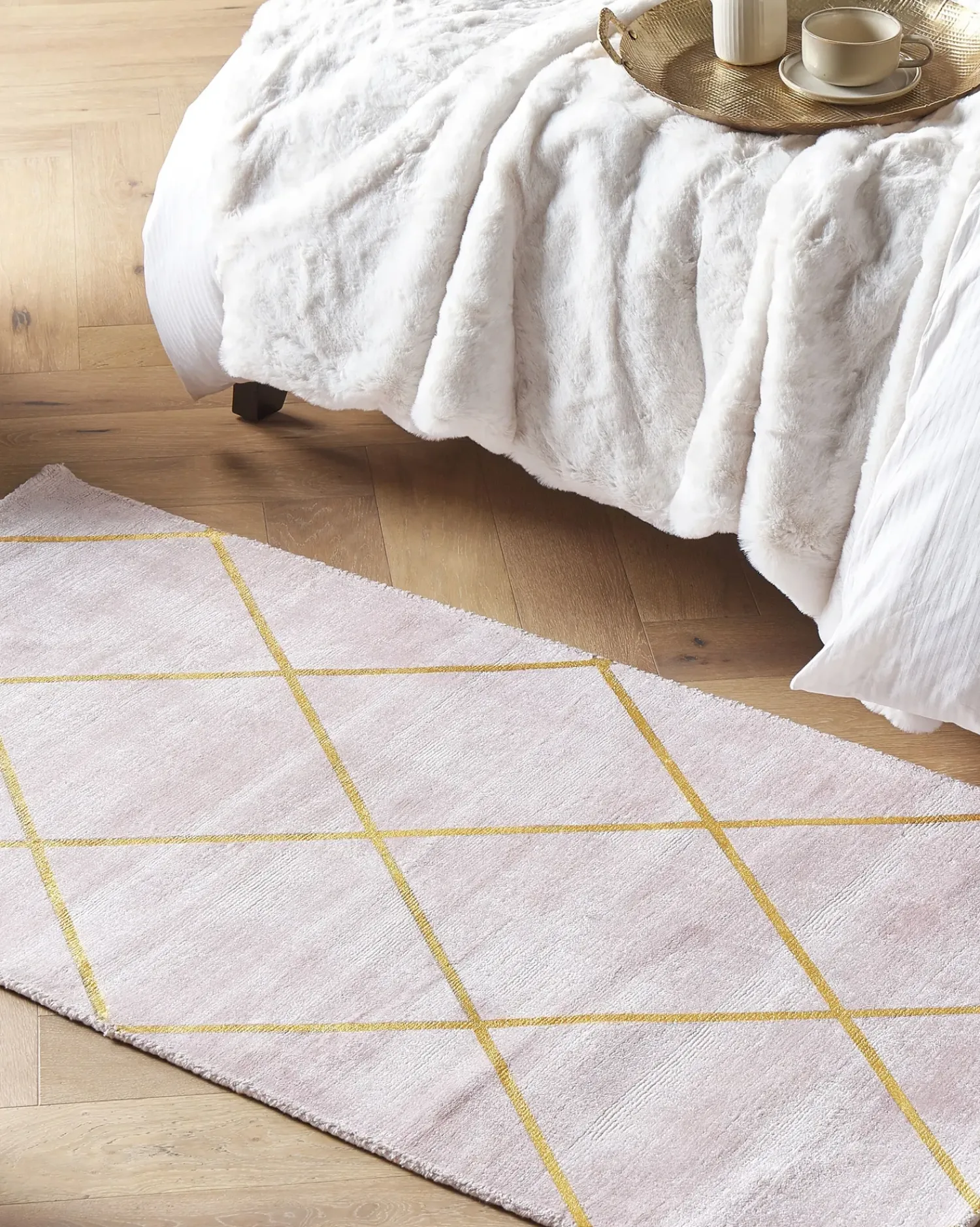 New Beliani Tappeto ATIKE Rosa 80 x 150 cm Viscosa Rosa Oro