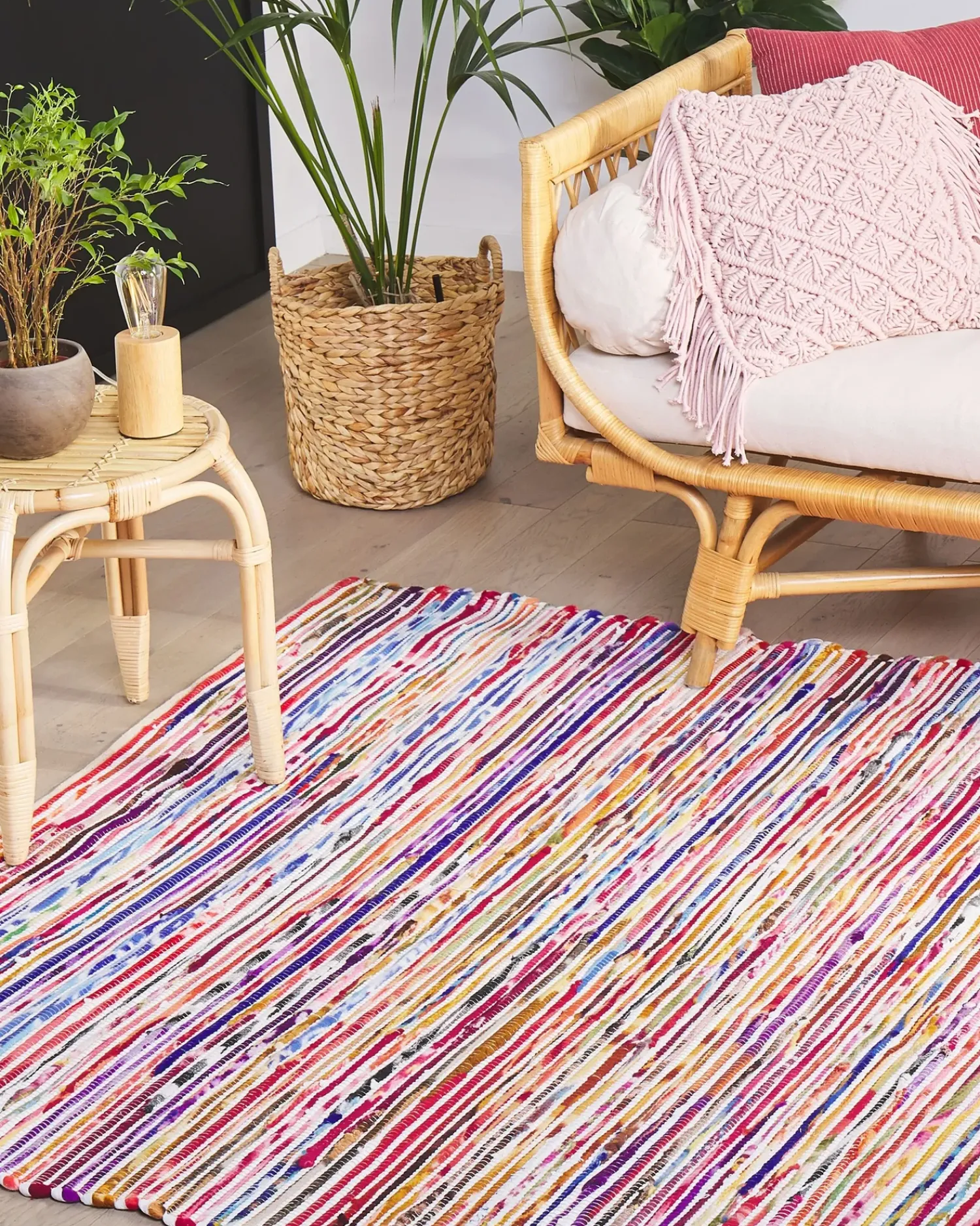 Clearance Beliani Tappeto BARTIN Bianco 160 x 230 cm Bianco Blu Rosa Rosso Multicolore