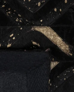 Clearance Beliani Tappeto DEVELI Nero 140 x 200 cm Pelle naturale Oro Nero