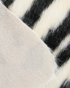 Discount Beliani Tappeto in pelliccia sintetica NAMBUNG 60 x 90 cm Bianco Nero