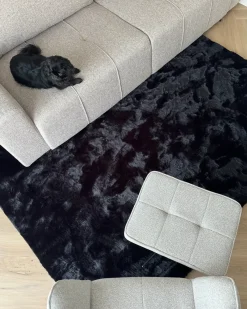 Beliani Tappeto in pelliccia sintetica MIRPUR Nero 160 x 230 cm Grigio