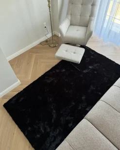 Beliani Tappeto in pelliccia sintetica MIRPUR Nero 160 x 230 cm Grigio