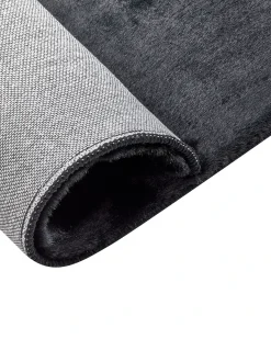 Beliani Tappeto in pelliccia sintetica MIRPUR Nero 160 x 230 cm Grigio
