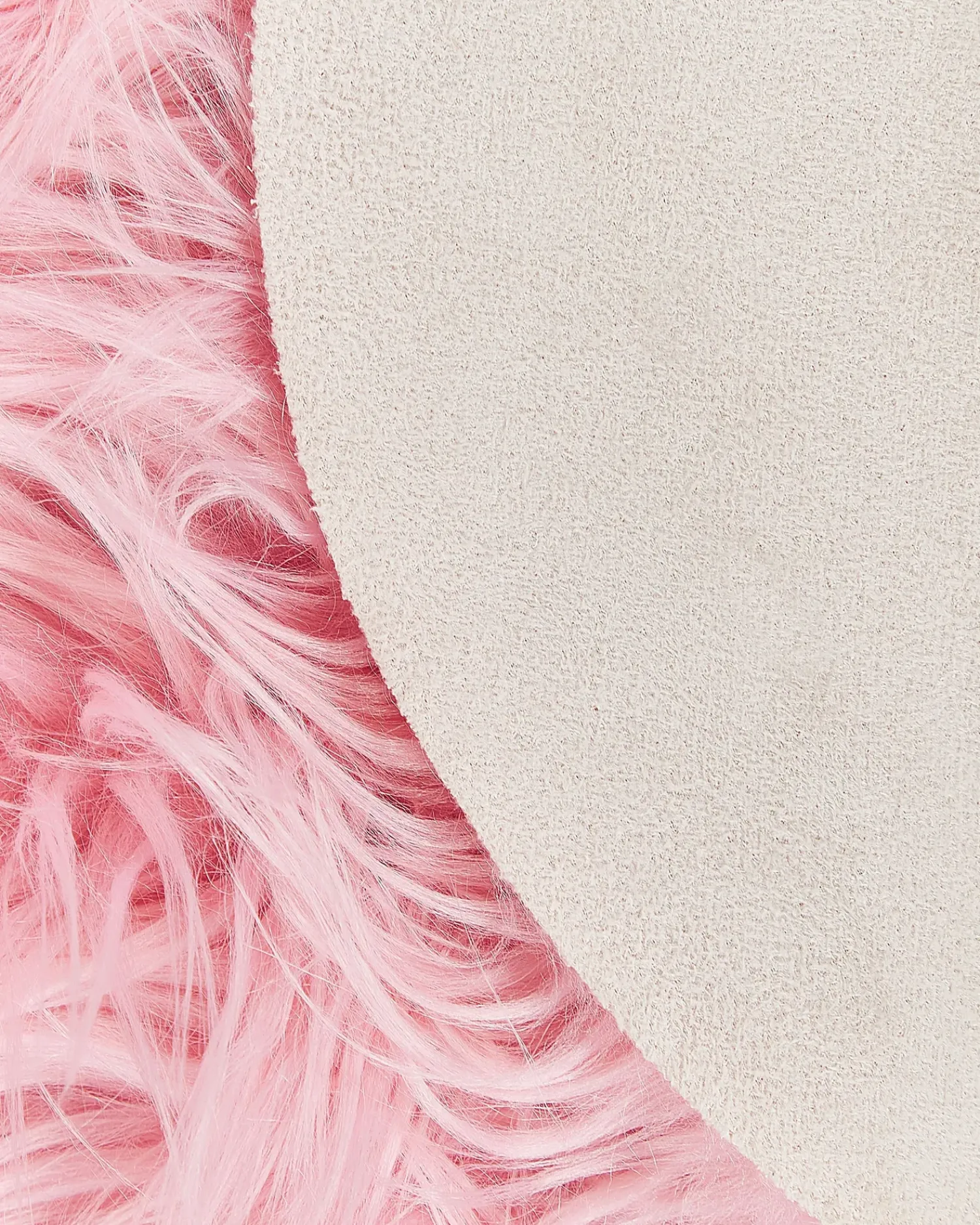 Clearance Beliani Tappeto in pelliccia sintetica MAMUNGARI 60 x 180 cm Rosa
